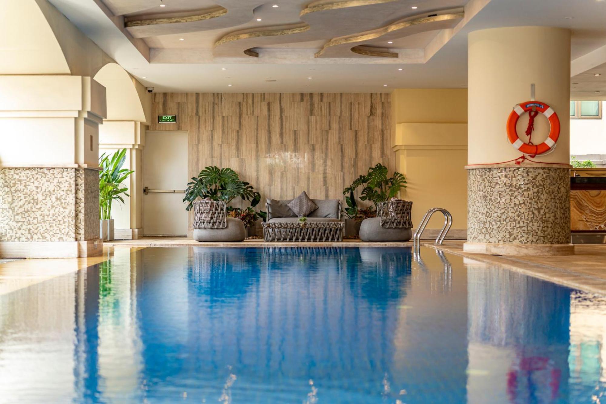 Sherwood Suites Хошимин Экстерьер фото